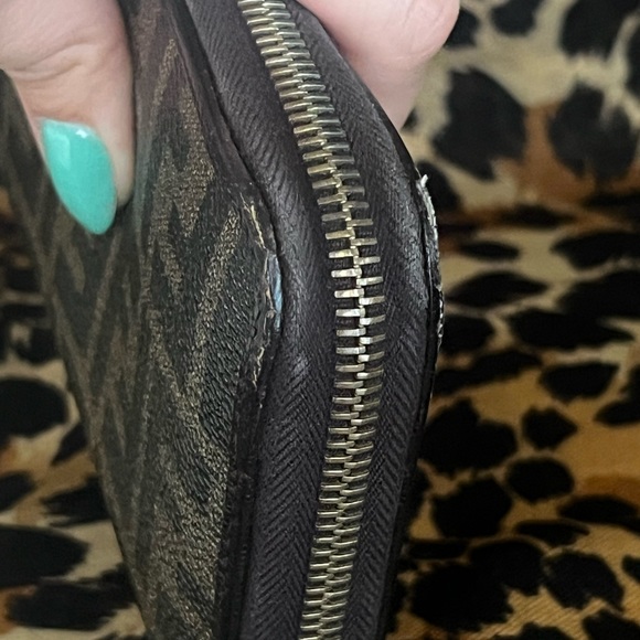 **AUTHENTIC FENDI ZIPPY WALLET** - Picture 5 of 8